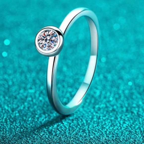 925 Sterling Silver Moissanite Geometric Dainty Band Ring - Picture 7 of 9